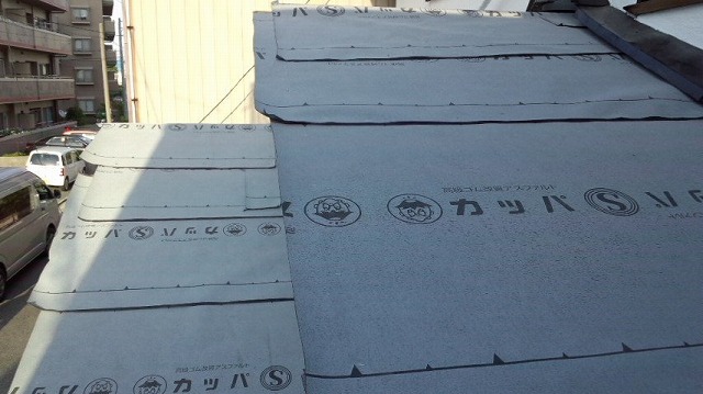 防水シートの貼り付け